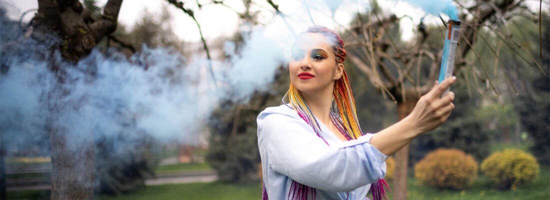 Sesja zdjęciowa z kolorowymi dymami